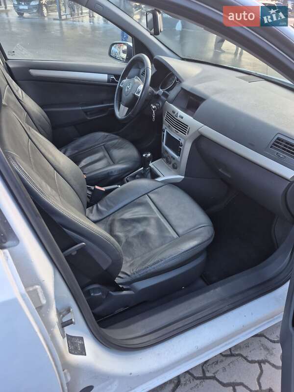 Універсал Opel Astra 2007 в Луцьку