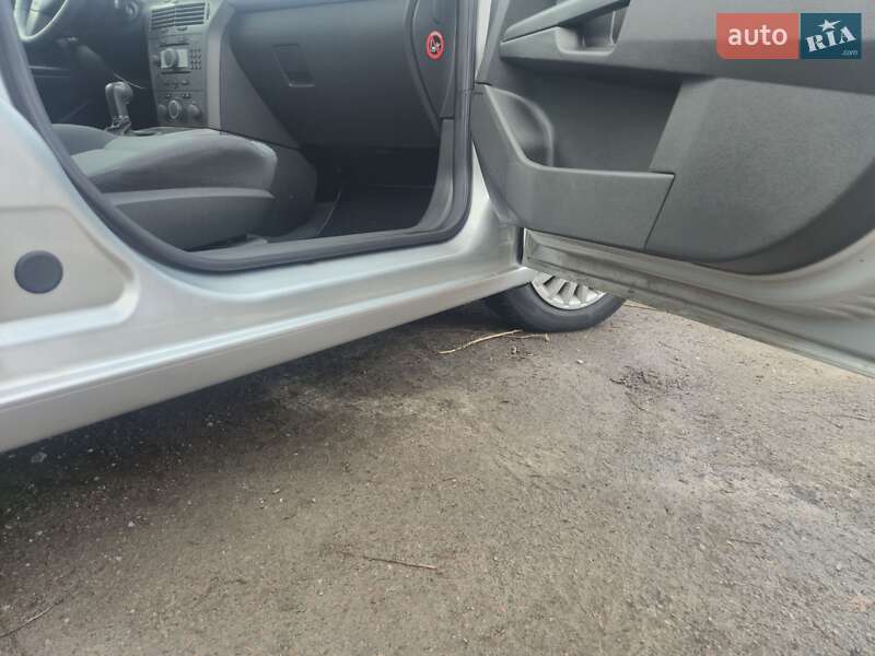 Універсал Opel Astra 2006 в Нововолинську