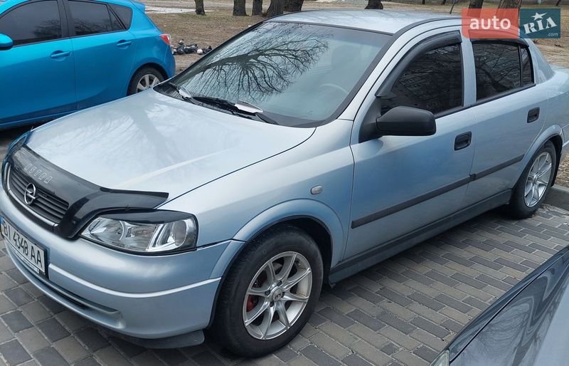 Седан Opel Astra 2004 в Горишних Плавнях