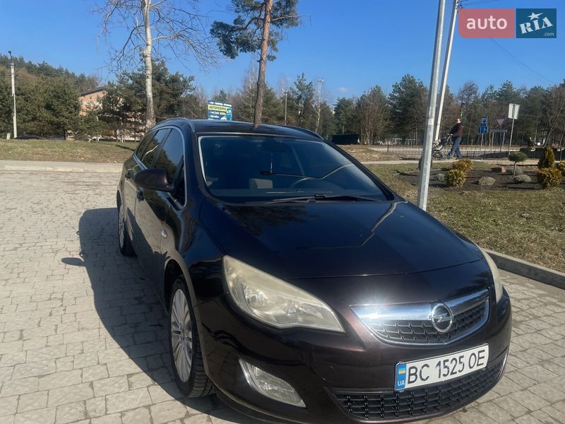 Універсал Opel Astra 2012 в Новояворівську
