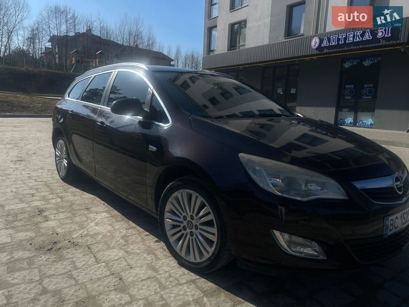 Універсал Opel Astra 2012 в Новояворівську