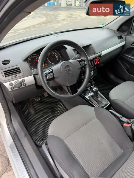 Универсал Opel Astra 2010 в Полтаве