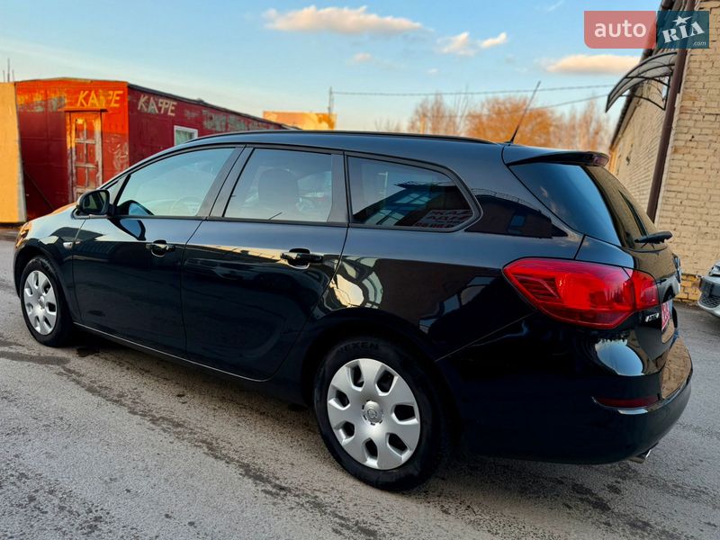 Универсал Opel Astra 2011 в Ровно