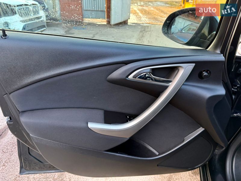 Универсал Opel Astra 2011 в Ровно