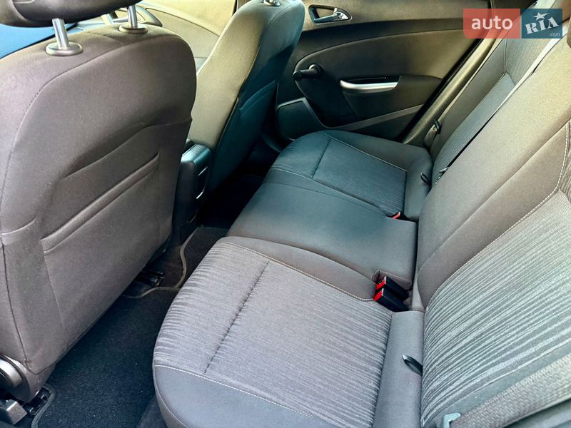 Универсал Opel Astra 2011 в Ровно