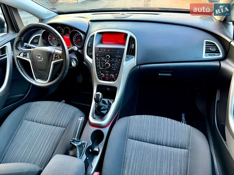 Универсал Opel Astra 2011 в Ровно