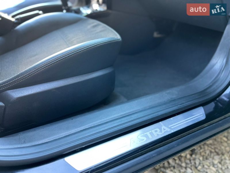 Универсал Opel Astra 2009 в Хусте