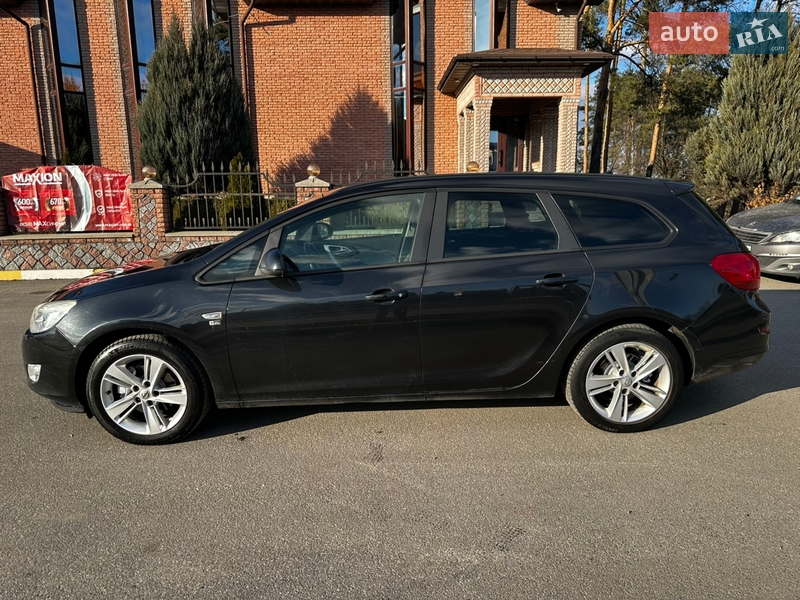 Универсал Opel Astra 2012 в Обухове