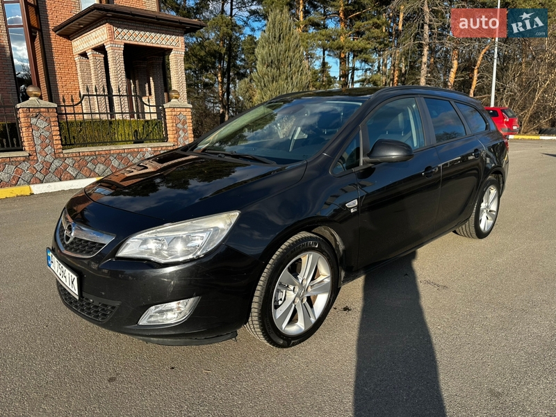 Универсал Opel Astra 2012 в Обухове