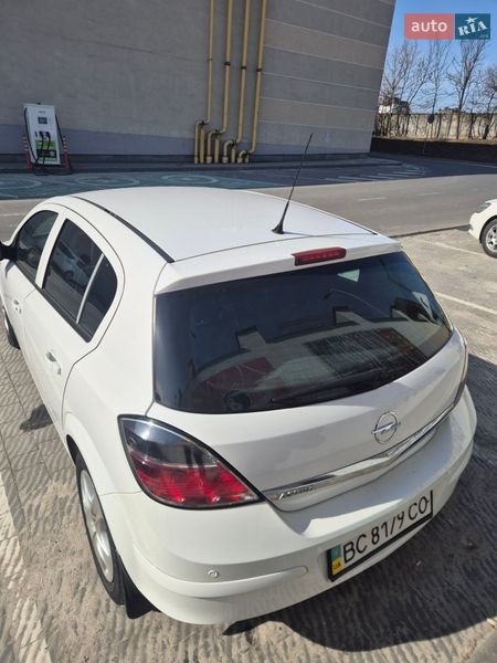 Хэтчбек Opel Astra 2012 в Львове
