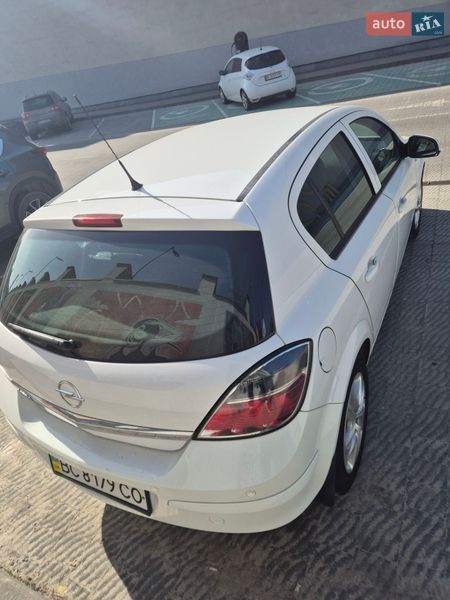 Хэтчбек Opel Astra 2012 в Львове