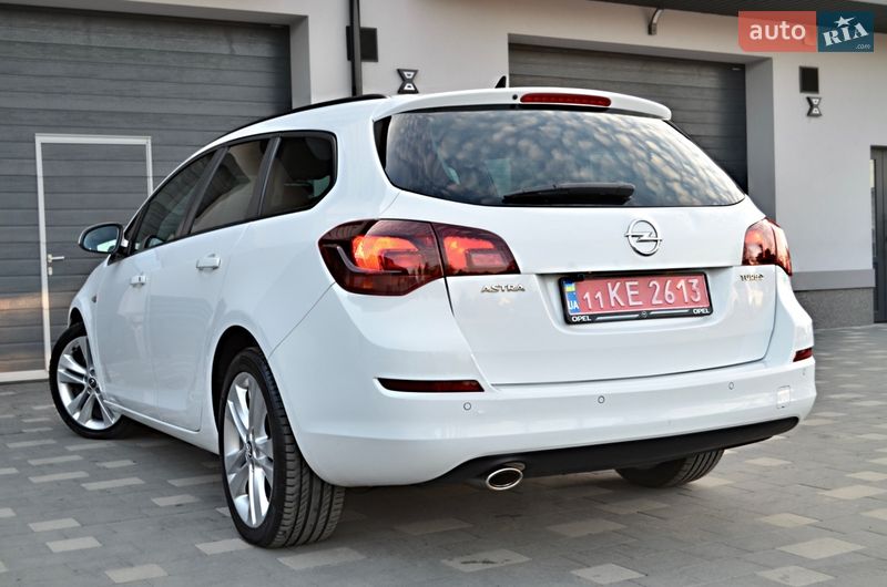 Универсал Opel Astra 2011 в Дрогобыче