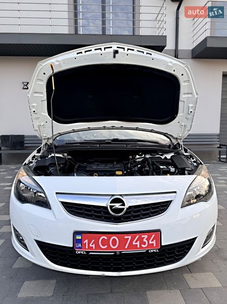 Универсал Opel Astra 2011 в Дрогобыче