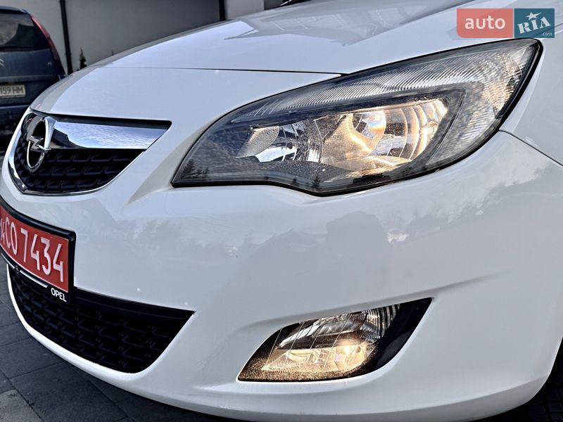 Универсал Opel Astra 2011 в Дрогобыче