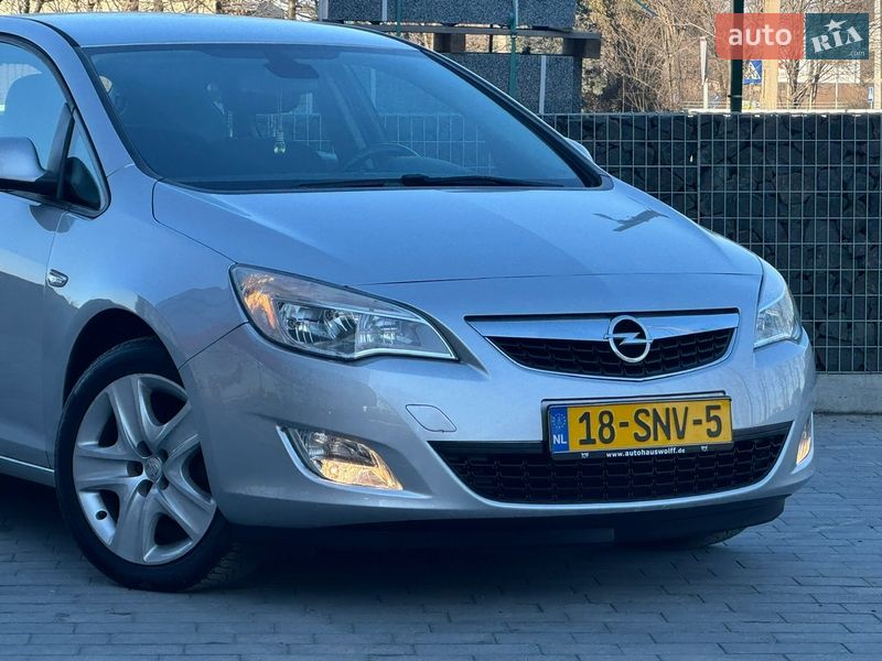 Хэтчбек Opel Astra 2011 в Стрые