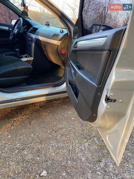 Универсал Opel Astra 2005 в Самборе
