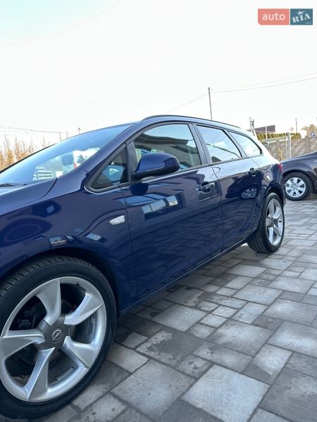 Универсал Opel Astra 2011 в Ровно