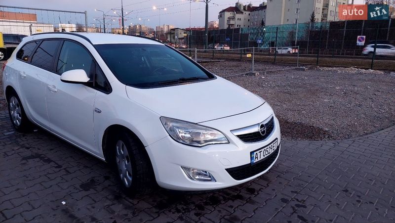 Универсал Opel Astra 2012 в Ивано-Франковске