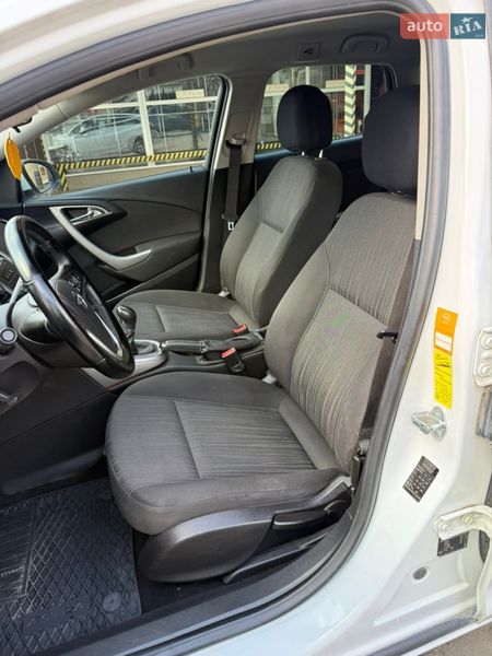 Універсал Opel Astra 2011 в Сваляві