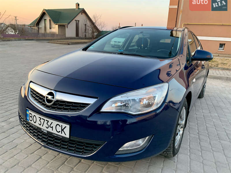 Универсал Opel Astra 2012 в Остроге
