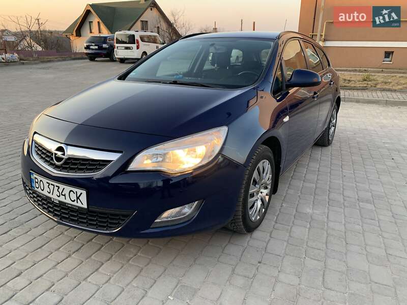 Универсал Opel Astra 2012 в Остроге