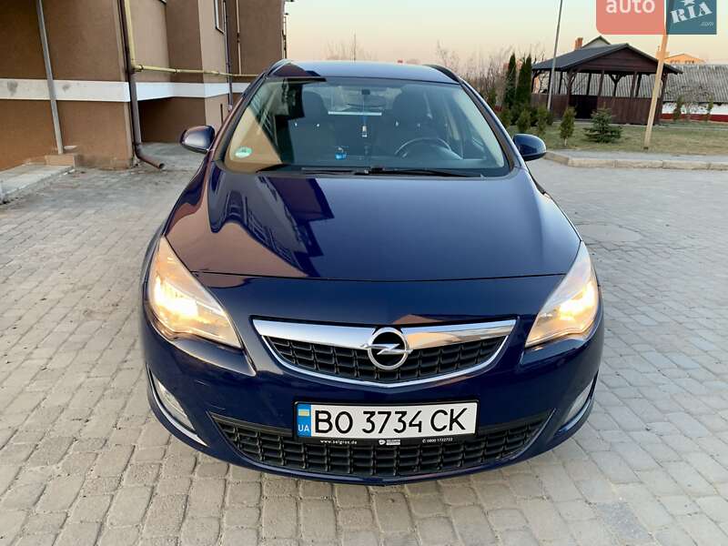 Универсал Opel Astra 2012 в Остроге