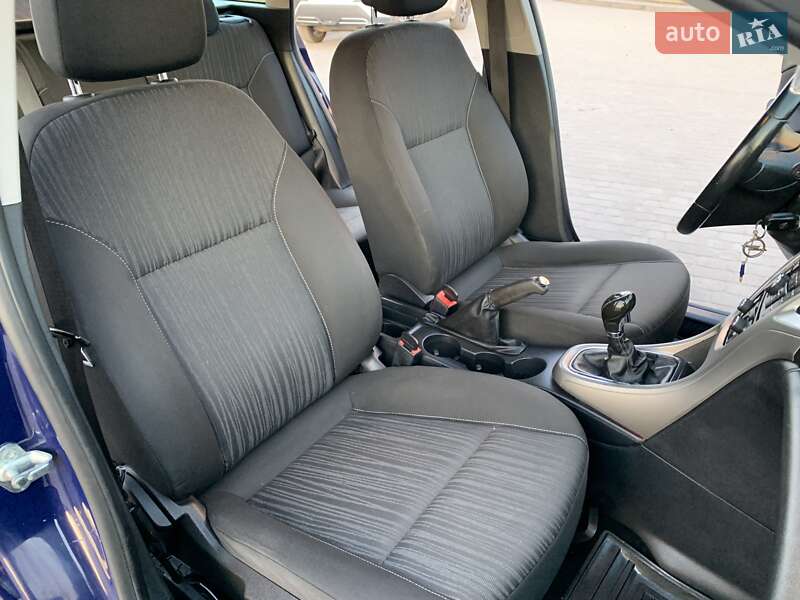 Универсал Opel Astra 2012 в Остроге