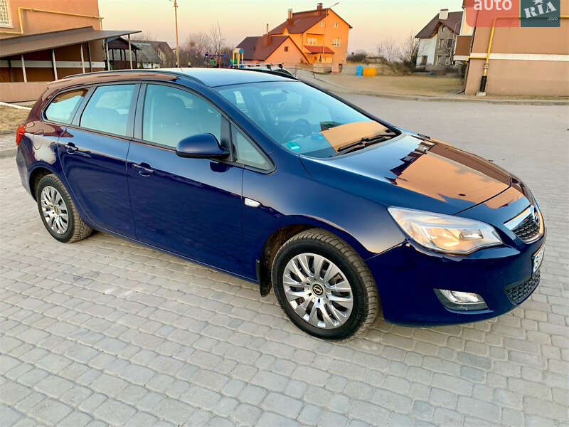 Универсал Opel Astra 2012 в Остроге