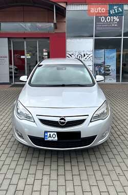 Универсал Opel Astra 2011 в Хусте