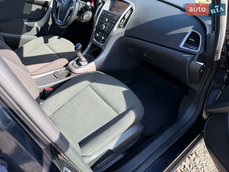 Универсал Opel Astra 2011 в Луцке