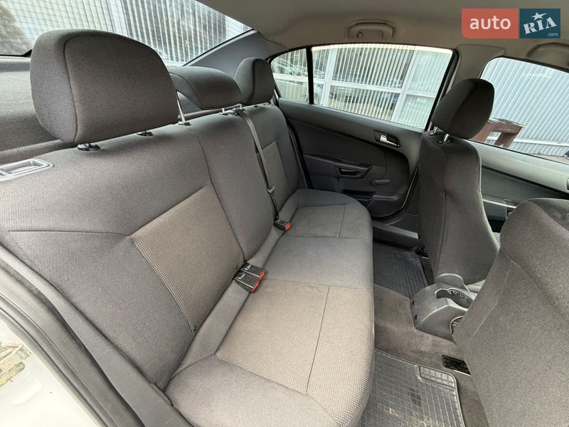 Седан Opel Astra 2012 в Киеве