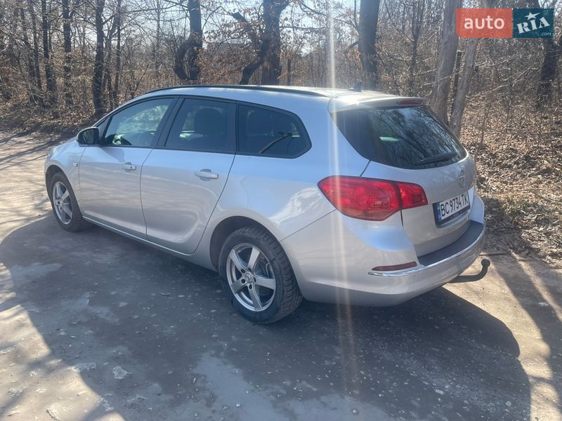 Универсал Opel Astra 2014 в Ровно