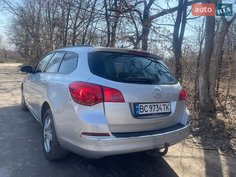 Универсал Opel Astra 2014 в Ровно