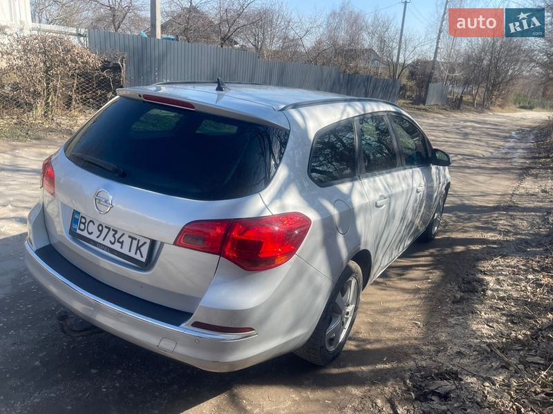 Универсал Opel Astra 2014 в Ровно