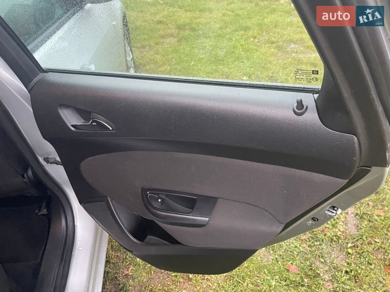 Универсал Opel Astra 2014 в Ровно