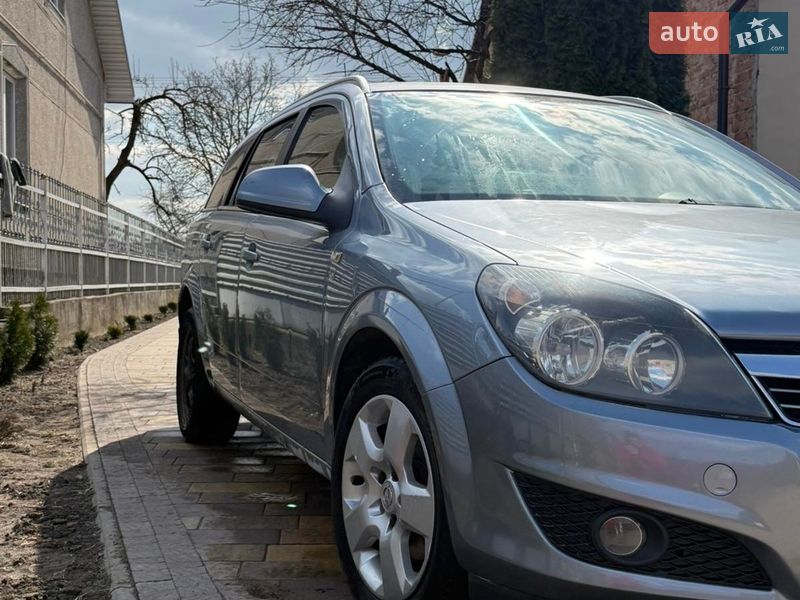 Универсал Opel Astra 2010 в Львове
