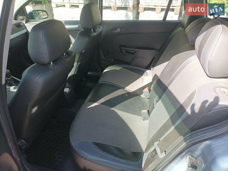 Универсал Opel Astra 2006 в Волочиске