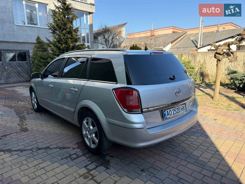 Универсал Opel Astra 2005 в Хусте