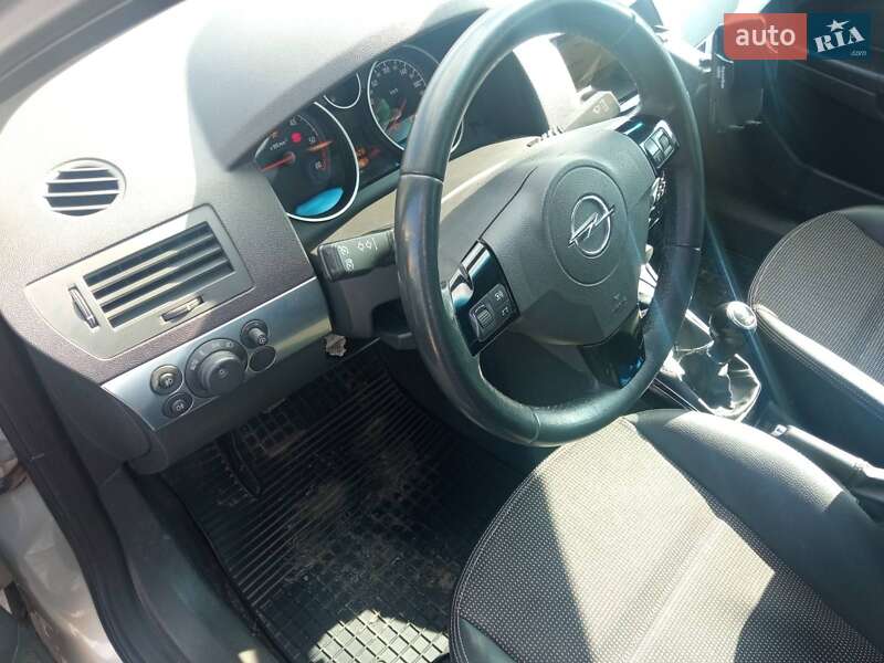 Универсал Opel Astra 2010 в Ромнах