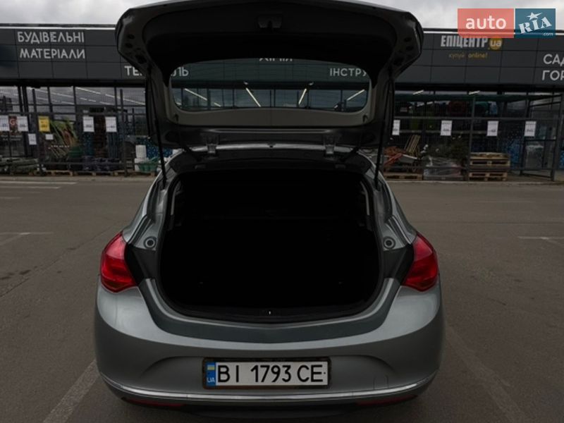 Хэтчбек Opel Astra 2015 в Киеве