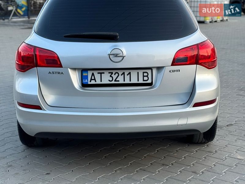 Универсал Opel Astra 2011 в Косове