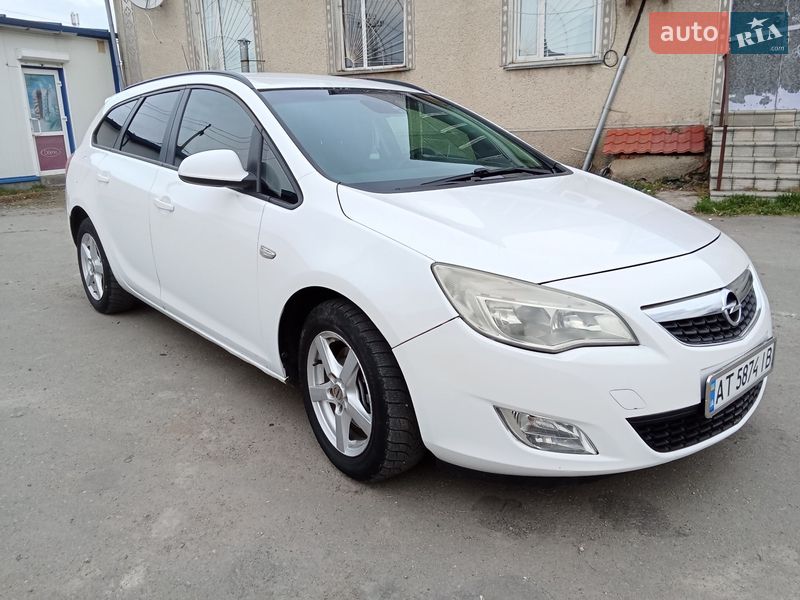 Универсал Opel Astra 2011 в Теофиполе