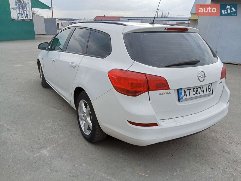 Универсал Opel Astra 2011 в Теофиполе
