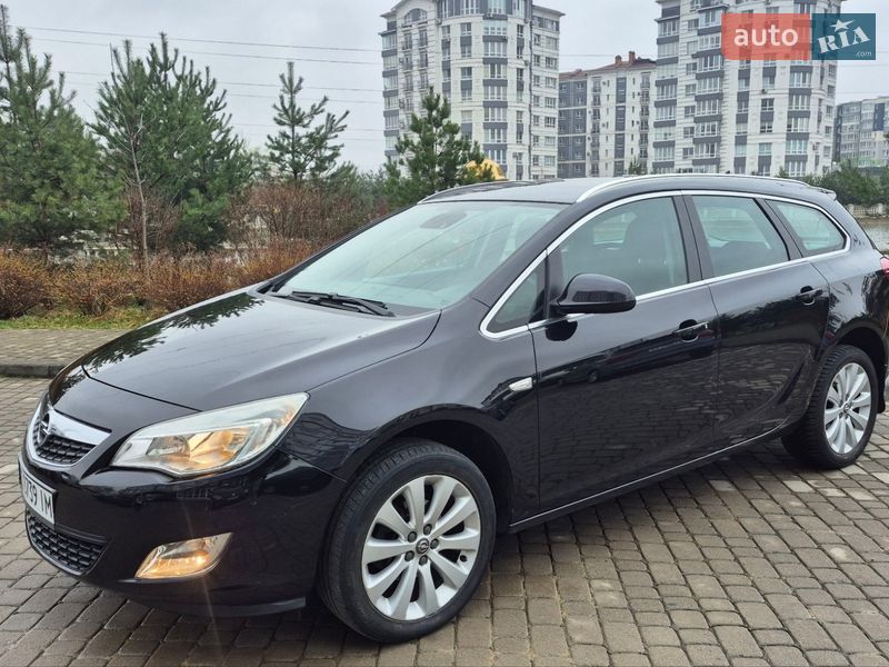 Універсал Opel Astra 2011 в Івано-Франківську
