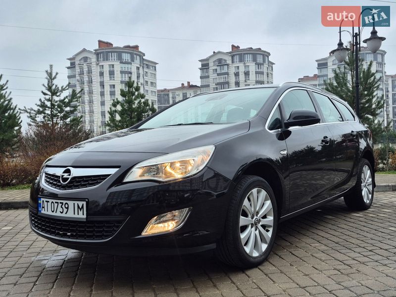 Універсал Opel Astra 2011 в Івано-Франківську