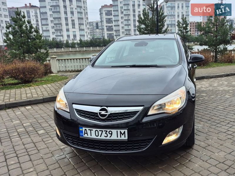 Універсал Opel Astra 2011 в Івано-Франківську