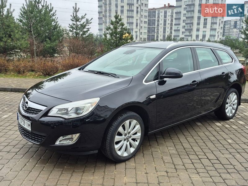 Універсал Opel Astra 2011 в Івано-Франківську