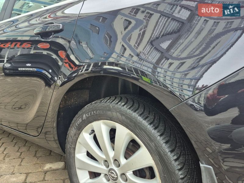 Універсал Opel Astra 2011 в Івано-Франківську