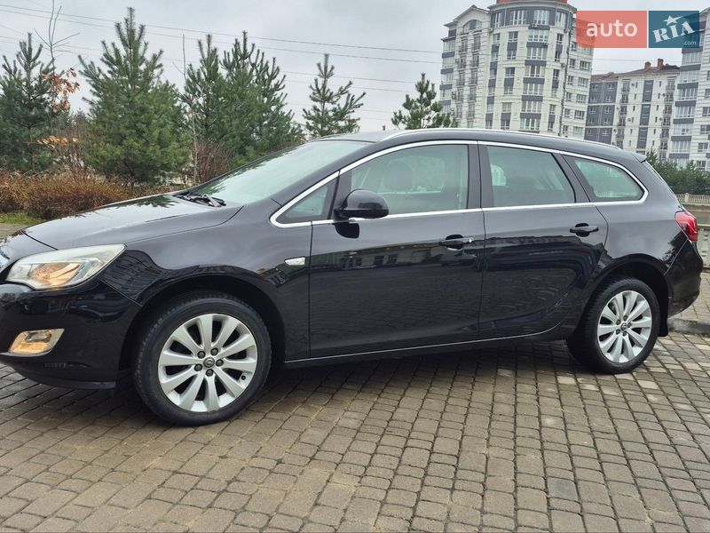 Універсал Opel Astra 2011 в Івано-Франківську
