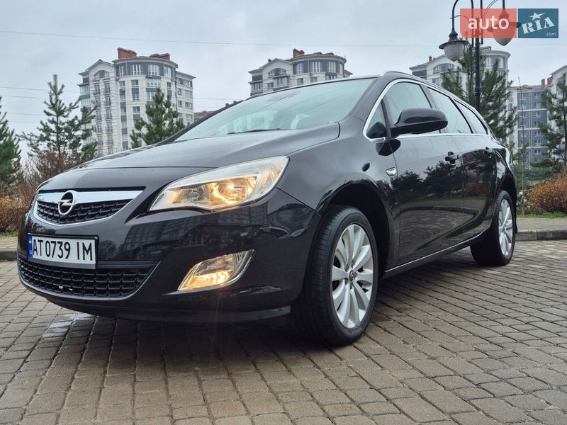 Універсал Opel Astra 2011 в Івано-Франківську